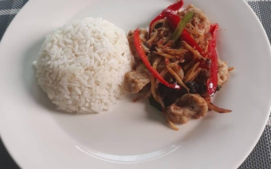 ผัดฉ่าลูกชิ้นปลา