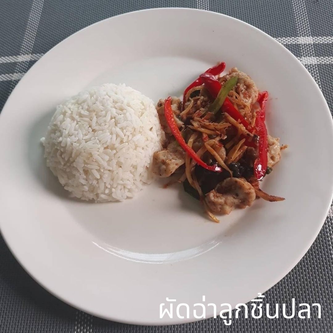 ผัดฉ่าลูกชิ้นปลา-caption