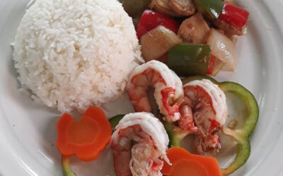 อกไก่ผัดพริกหวานกับกุ้งต้ม